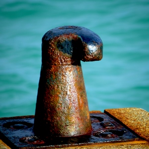 Bite d'amarrage rouillée maintenue par une plaque boulonnée au bord de la mer en format portrait - France  - collection de photos clin d'oeil, catégorie clindoeil